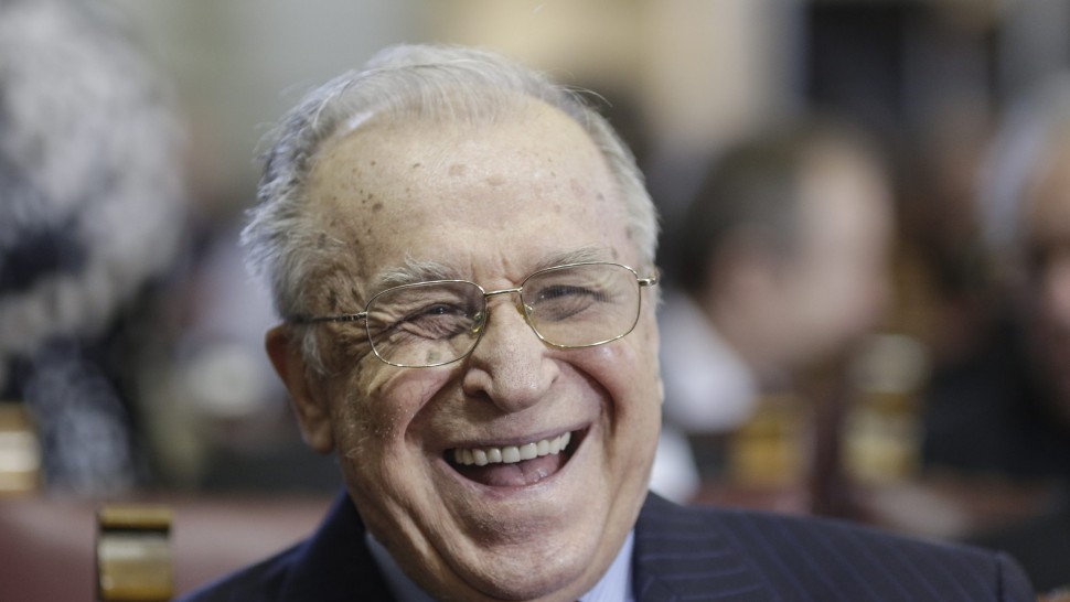 Ore critice pentru Ion Iliescu ținut în viață de aparate la Terapie Intensivă Spitalul SRI acuză Libertatea de informații false privind starea fostului președinte