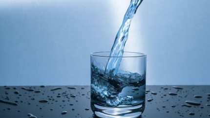 Lucruri mai puțin știute despre apă. Una dintre cele mai importante molecule de pe planetă