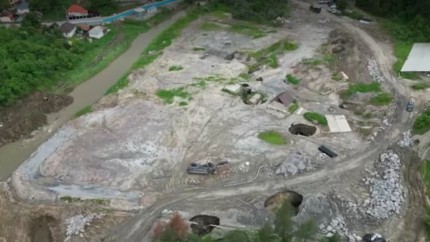 50.000 de oameni fără apă potabilă după ce sarea de la Praid a contaminat râurile. Guvernul trimite Corpul de Control