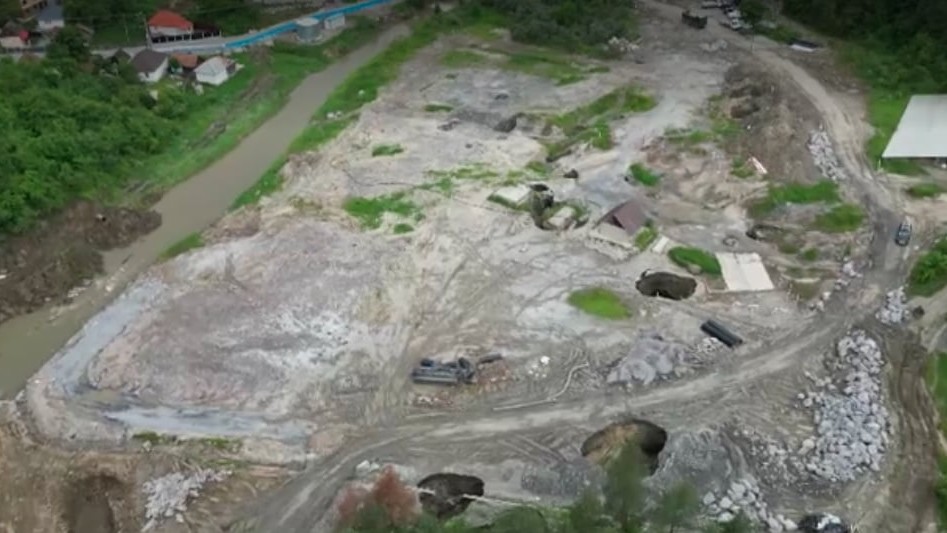 50.000 de oameni fără apă potabilă după ce sarea de la Praid a contaminat râurile. Guvernul trimite Corpul de Control