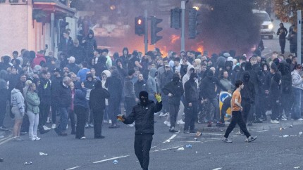 Nou protest anti-migranți în Irlanda de Nord. Românii sfătuiți să plece din locuințe