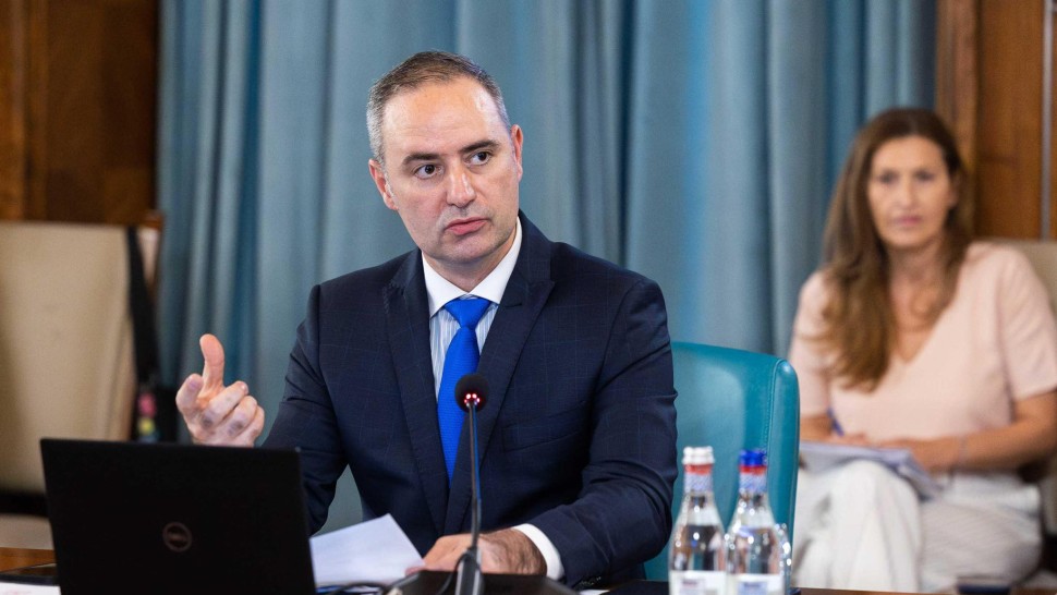 Alexandru Nazare ministrul Finanțelor discuții cu angajații nemulțumiți veniți în biroului său Situația e chiar gravă să mă credeți pe cuvânt