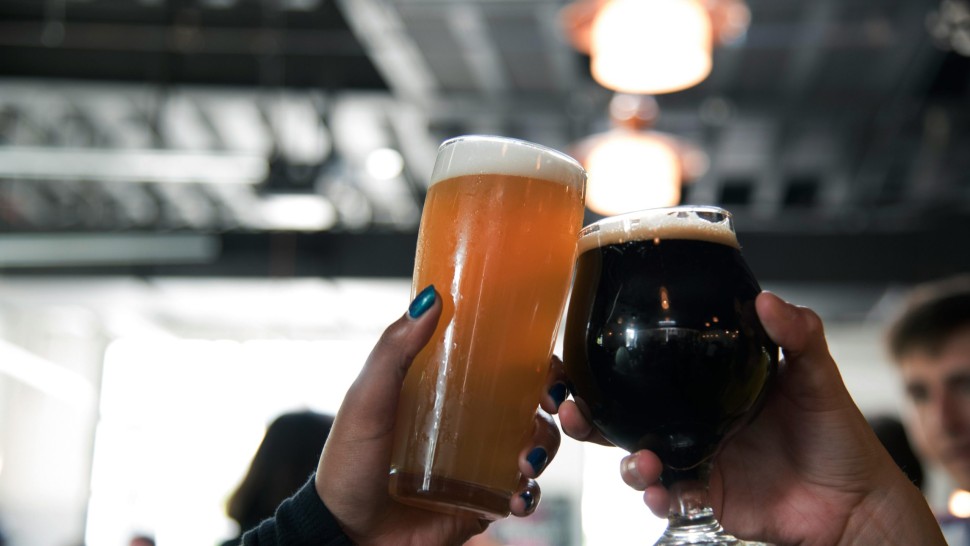 Amendă de 500 de lei dacă bei o bere în acest loc. Ce spune legea și unde nu ai voie