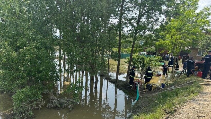 Inundații Covasna. Raed Arafat anunță că pagubele produse vor putea fi evaluate doar după retragerea apelor Motopompele de mare capacitate funcţionează zi şi noapte