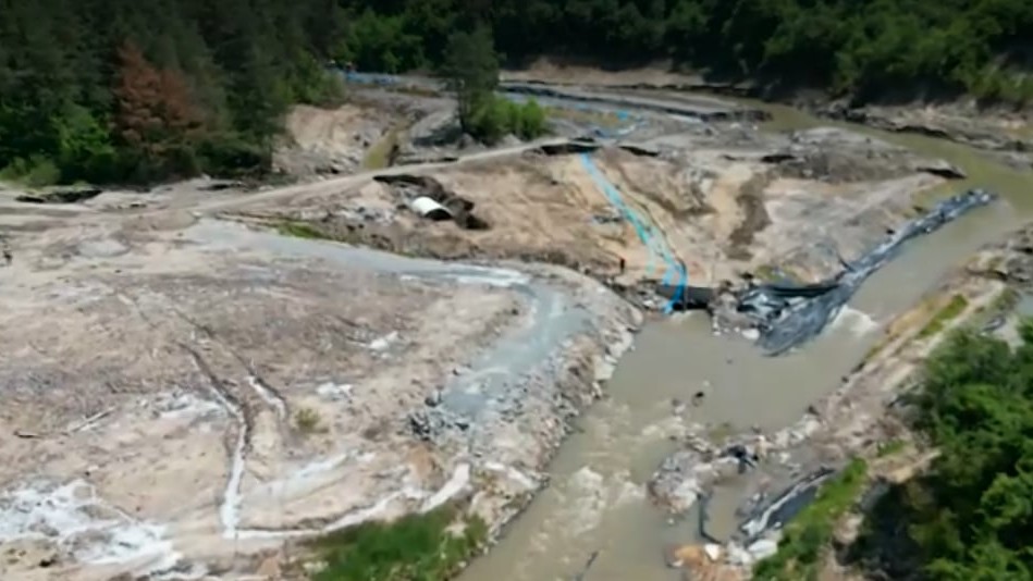 Praid dezastru ecologic 39.000 de oameni fără apă potabilă peștii din râuri mor salina se surpă