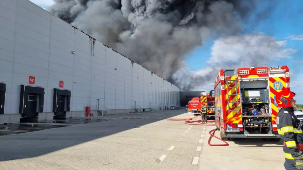 Incendiu puternic la un centru de logistică de pe Autostrada 1 a fost emis mesaj Ro-Alert. Norii uriași de fum se văd de la câțiva kilometri