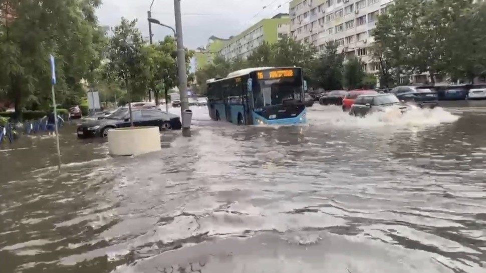 Furtuni istorice și orașe blocate. Ministrul Mediului avertizează E un semnal. Data viitoare va fi mai rău