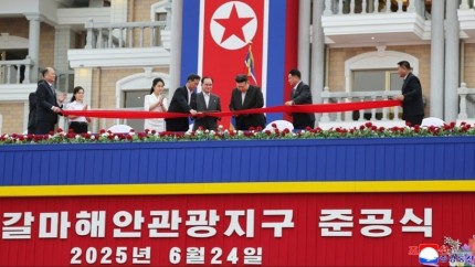 Kim Jong Un a inaugurat cu mare pompă un complex balnear la Wonsan Kalma pe coasta de est. Soţia sa Ri Sol -Ju apariție în public pentru prima oară din 2021