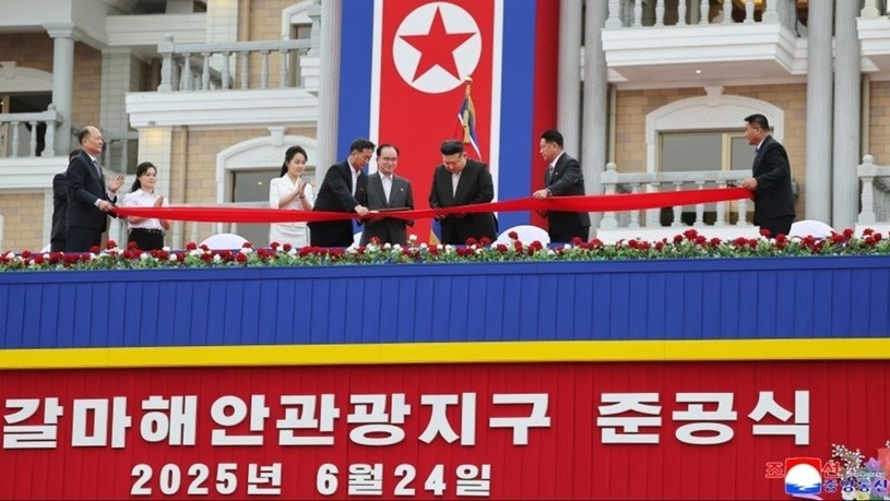 Kim Jong Un a inaugurat cu mare pompă un complex balnear la Wonsan Kalma pe coasta de est. Soţia sa Ri Sol -Ju apariție în public pentru prima oară din 2021