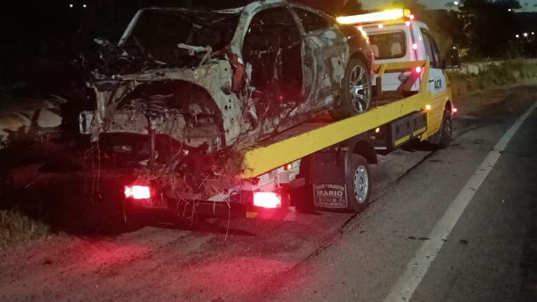 Tineri arși de vii după o urmărire cu poliția. Mașina gonea cu 185 kmh iar șoferul a refuzat să oprească