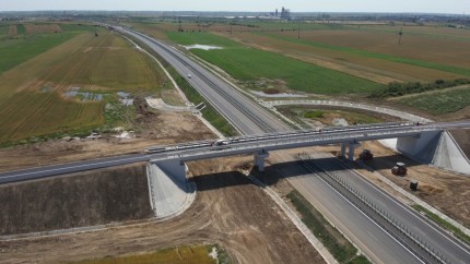 Se finalizează cea mai importantă conexiune rutieră din România Circulăm pe autostradă în jumătate de țară
