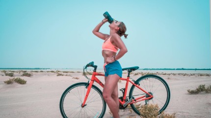 Apa a pierdut supremația. Lichidul care hidratează cel mai bine