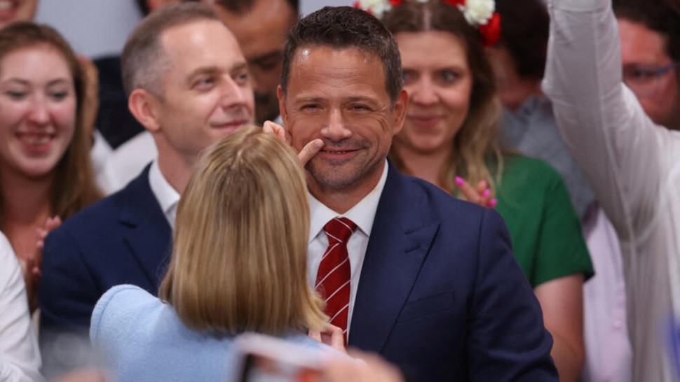 Învinsul din Polonia un fel de Mircea Geoană. A pus înapoi dopul la șampanie după ce a scandat numele soției VIDEO