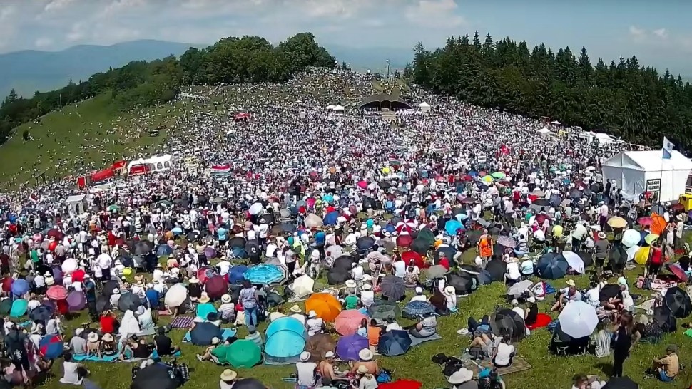 A început pelerinajul de Rusalii de la Șumuleu Ciuc 300.000 de oameni au participat la procesiune. UPDATE 40 de oameni au avut nevoie de asistență medicală LIVE VIDEO