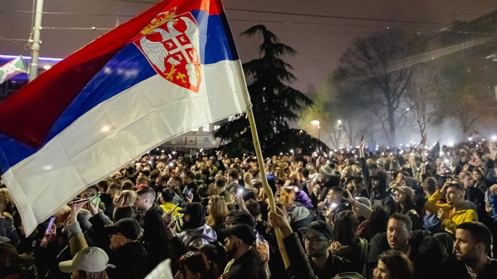 Confruntări violente la Belgrad protestatarii au cerut alegeri anticipate. Președintele sârb invocă o lovitură de stat
