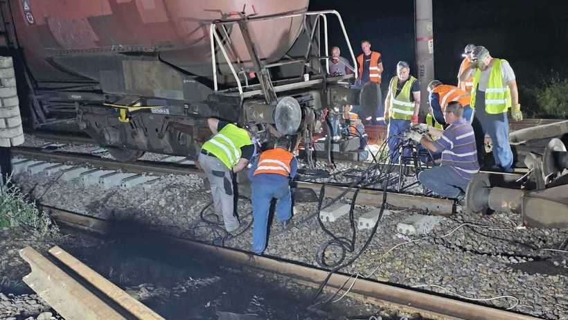 Traficul feroviar reluat pe un fir după deraierea trenului cu benzină în Teleorman. CFR anunță operațiunile pentru repunerea pe șine a vagoanelor și locomotivei