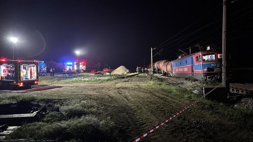 O locomotivă și două vagoane ale unui tren plin cu benzină au deraiat UPDATE Se scurge combustibil din vagoane. Trafic feroviar oprit pe distanța Roșiori  Măldăeni
