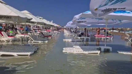 Marea a inundat plaja din Costinești. Vântul face ravagii pe litoral FOTO