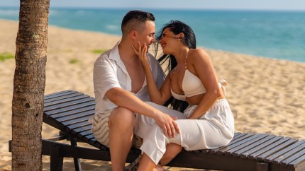 Surpriză la Insula Iubirii Un nou cuplu s-a alăturat celui mai dur test al relațiilor. Cine sunt George Vornicu și Ionela Coșa FOTO