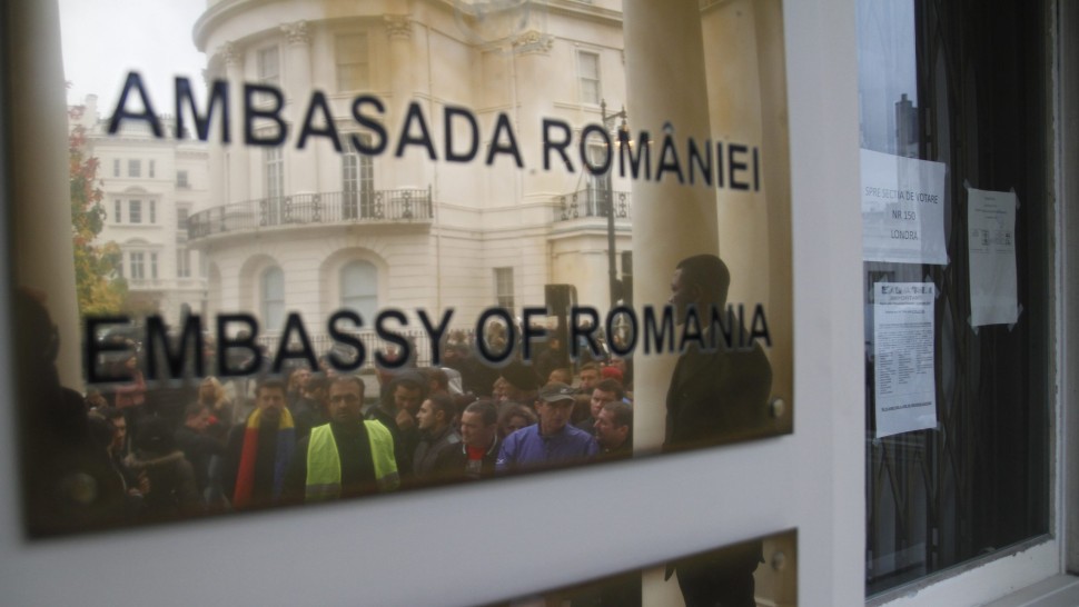 Taxă pentru românii din diasporă. Ministrul de Externe anunță ce servicii se vor plăti la consulat