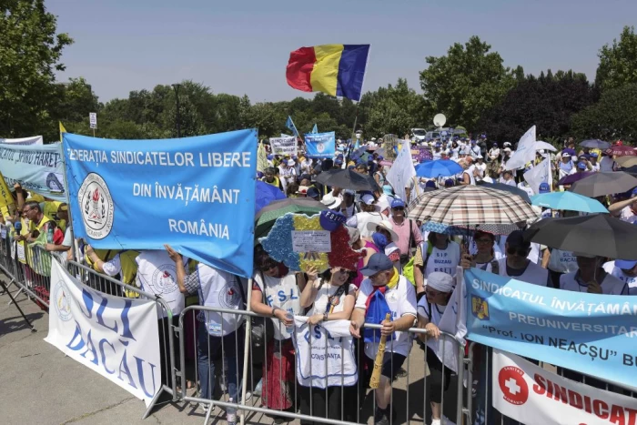 Reprezentanți ai mai multor sindicate protesteaza in parcul Izvor din Capitala inaintea asumarii raspunderii de catre guvernul Bolojan pe pachetul de măsuri fiscale, in Bucuresti, 7 iulie 2025.