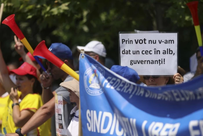 Reprezentanți ai mai multor sindicate protesteaza in parcul Izvor din Capitala inaintea asumarii raspunderii de catre guvernul Bolojan pe pachetul de măsuri fiscale, in Bucuresti, 7 iulie 2025.