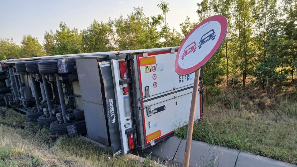 Grav accident rutier în județul Timiș. Coliziune între două TIR-uri și un autoturism. Un mort și mai mulți răniți