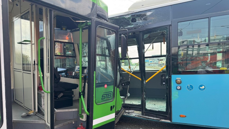 Accident grav în Capitală. În urma coliziunii dintre un tramvai și un autobuz au rezultat 11 răniți FOTO și VIDEO