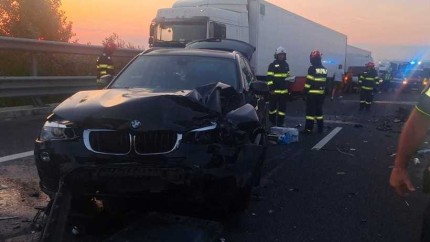 Accident grav pe A1 în Hunedoara Trei mașini și un TIR implicate în tragedia dintre Orăștie și Simeria. Șase victime au ajuns la spital