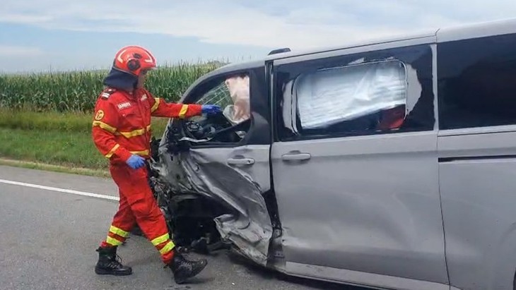 Planul Roșu de Intervenție după un accident între un microbuz și o mașină pe DN 17 în Suceava. Trei adulți și trei copii transportați de urgență la spital