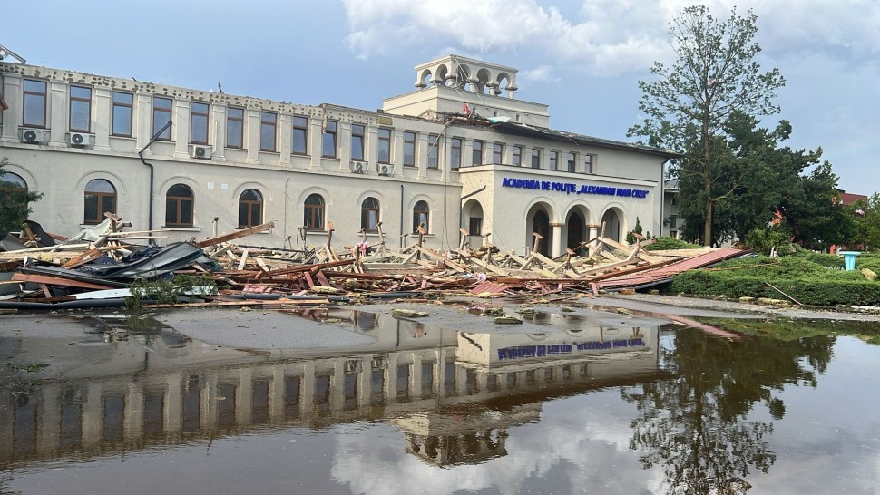 Alertă în Capitală după Codul Roșu de vijelie și grindină UPDATE O femeie a murit după ce un acoperiș a căzut. Zeci de copaci doborâți de vânt Academia de Poliție a rămas fără acoperiș VIDEO și FOTO