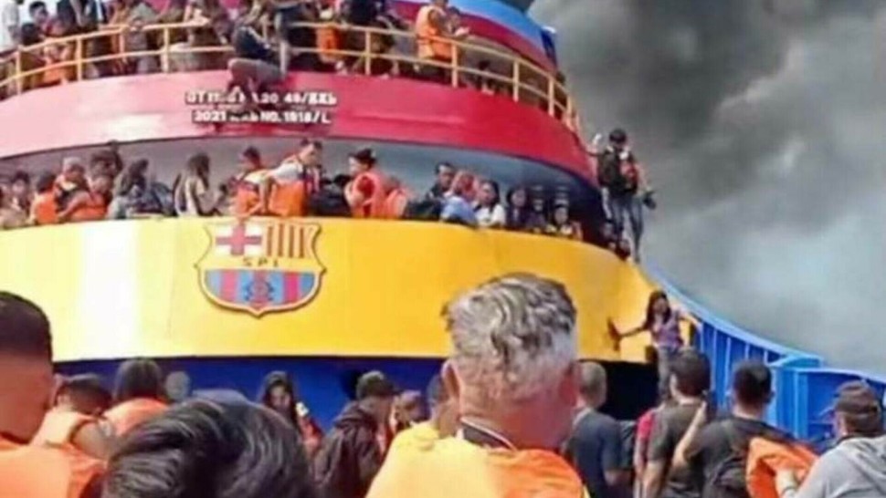 Tragedie în Indonezia. Un feribot a luat foc pe mare. Trei oameni au murit iar alți 568 au fost salvați VIDEO