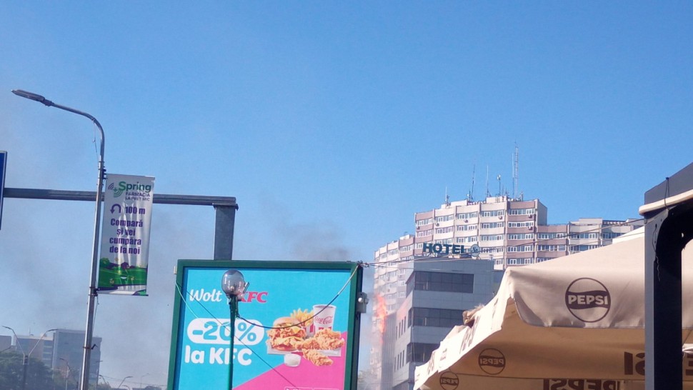 Incendiu puternic la un cunoscut centru comercial din Capitală. Flăcările s-au extins și la hotelul învecinat VIDEO