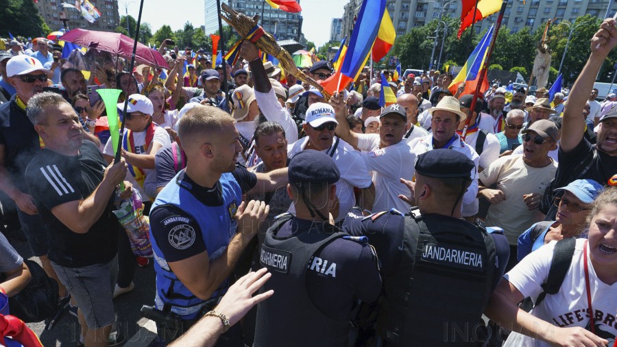 Amplu protest în Piața Victoriei Românii huiduiesc Guvernul și scandează Să plece hoții să vină patrioții UPDATE