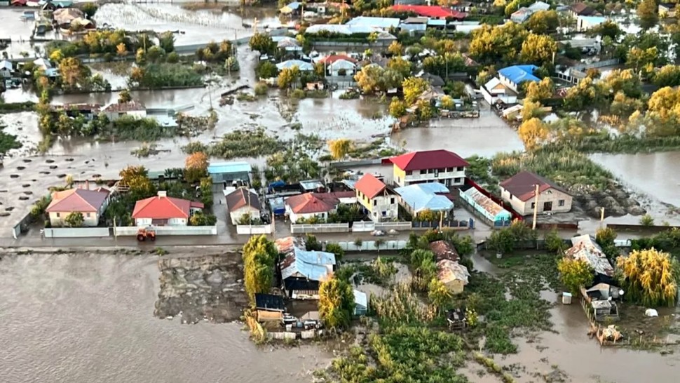 Zeci de localități sub alertă de inundații. Hidrologii anunță zonele vizate de furia apelor