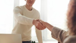 Se caută muncitori inclusiv constructori și electricieni. Românii pot primi 7.000 de euro salariu
