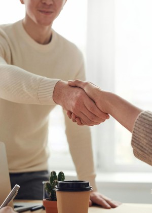 Se caută muncitori inclusiv constructori și electricieni. Românii pot primi 7.000 de euro salariu