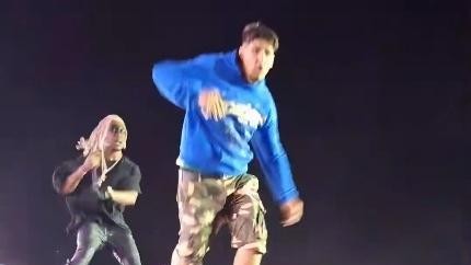 Băiat de 15 ani obligat să sară de pe scena Beach Please. Anchetă a poliției după ce s-a lovit într-un gard și a ajuns la spital VIDEO ȘOCANT