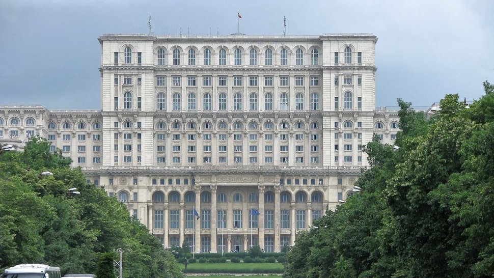 Angajații Senatului vor să dea jos antenele de pe Parlament după ce sporul de condiții vătămătoare a fost tăiat Generează radiații