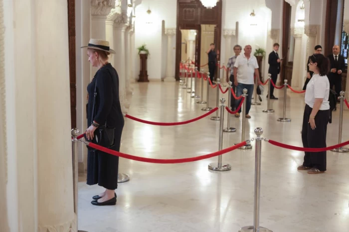 Persoane aduc un ultim omagiu la sicriul cu trupul neinsufletit al fostului presedinte Ion Iliescu, in prima zi a funeraliilor de stat organizate in onoarea fostului sef de stat, la Palatul Cotroceni, 6 august 2025. Inquam Photos / George Calin