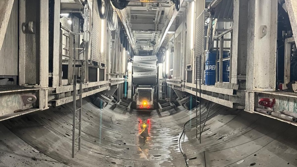 Grecii de la AKTOR avansează pe traseul viitoarei căi ferate Braşov  Sighişoara. Peste 4 km de tunel forat și activitate intensă la terasamente și poduri FOTO