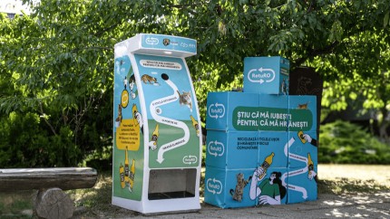 10 noi automate pentru hrănirea pisicilor fără stăpân amplasate în București Asociația Sache și RetuRO parteneriat pentru binele comunității