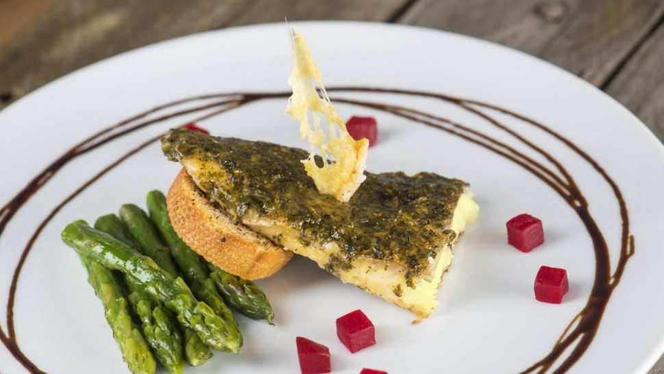 File de șalău prăjit cu sparanghel. Perfecte și cu piure de cartofi