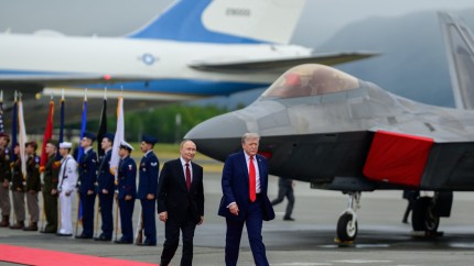 Trump a întrerupt întâlnirea cu liderii europeni pentru a-l suna pe Putin. Ce semnificație are gestul