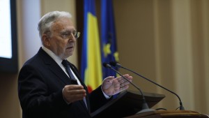 Isărescu recunoaște că BNR a intervenit pe piață cumpărând valută Nu am ținut cursul artificial și asta se vede din evoluția rezervelor