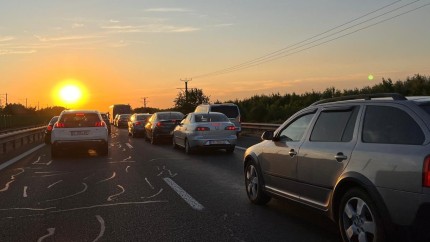 EXCLUSIV Cozi de kilometri la întoarcerea de pe litoral. Orașul Cernavodă complet blocat la intrarea pe pod FOTO și VIDEO