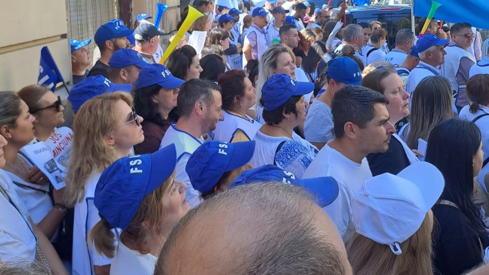 EXCLUSIV Profesorii se revoltă după declarațiile lui Bolojan. 10 din personal va dispărea din sistem iar cadrele didactice vor munci o lună în plus pe an. E a 14-a zi de proteste FOTO