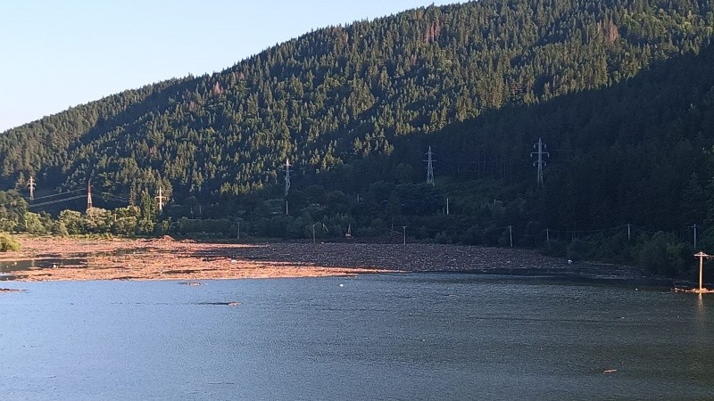 Peste o tonă de deșeuri plutitoare scoase din Lacul Izvorul Muntelui Teribil ce au scos din apă după inundații