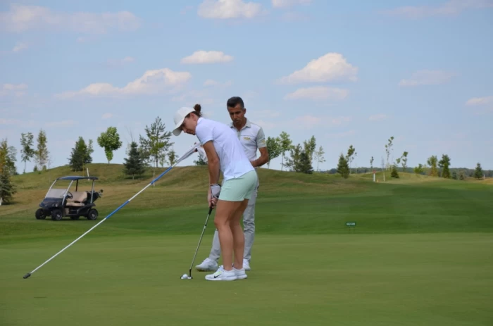 Simona Halep golf
