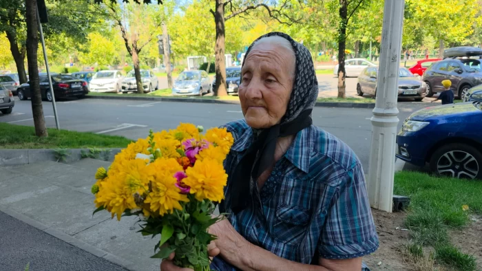Bunica Ioana, bătrâna care vinde flori și dovleci<br /><figcaption id=